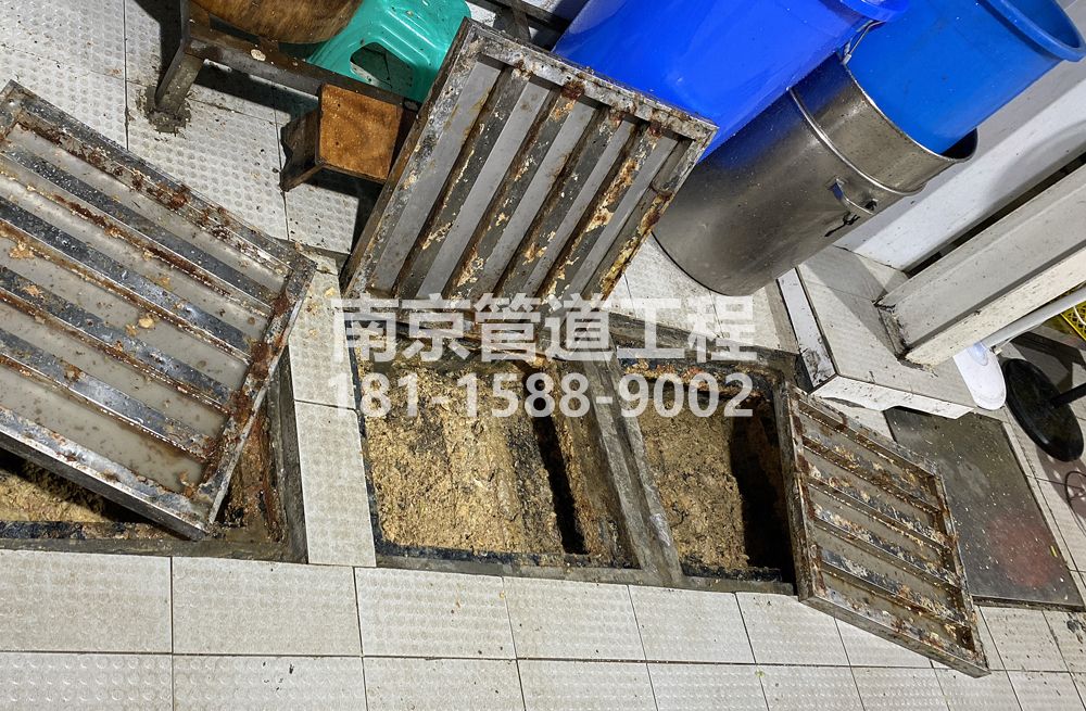 278永定城管中队食堂隔油池清理